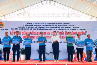 Phát động chương trình xây dựng 95 căn “Mái ấm Công đoàn” (mỗi căn trị giá 60 triệu đồng) cho người lao động Thành phố Hồ Chí Minh. (Ảnh: QUÝ HIỀN)