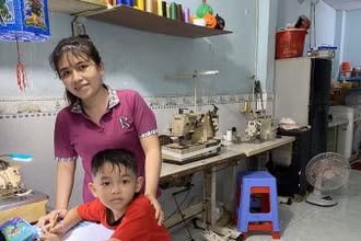 Công nhân lao động thuê nhà trọ tại Khu nhà trọ thuộc phường Bình Hưng Hòa A, quận Bình Tân (Ảnh: QUÝ HIỀN)