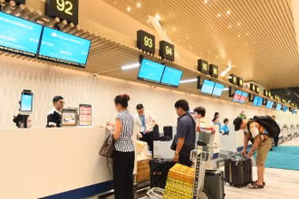 Hành khách làm thủ tục tại nhà ga quốc nội T3 sân bay Tân Sơn Nhất. (Ảnh: QUÝ HIỀN)