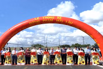 Huyện Nhà Bè, Thành phố Hồ Chí Minh chính thức hoàn thành, thông xe tuyến đường Phạm Hữu Lầu dài gần 1,5 km sau 3 năm thi công.