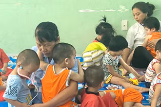 Trẻ em từ mái ấm Hoa Hồng được đưa về chăm sóc tại Trung tâm Bảo trợ trẻ em Tam Bình, thành phố Thủ Đức. (Ảnh: QUÝ HIỀN)