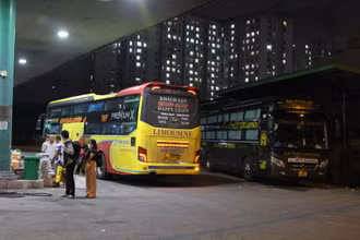 Lực lượng Thanh tra giao thông kiểm tra một điểm “xe dù”có xe khách hoạt động trên Quốc lộ 1A.