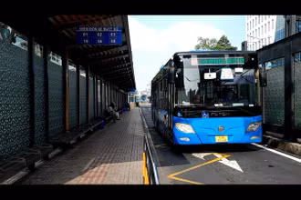 Một tuyến xe buýt có trợ giá đón khách tại trạm Hàm Nghi, quận 1.