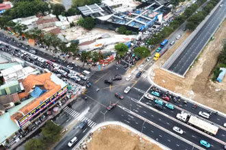 Nút giao Nguyễn Văn Linh-Nguyễn Hữu Thọ thi công hoàn tất, đưa vào hoạt động giúp giải tỏa ùn tắc giao thông, mở cánh cửa khu vực phía nam thành phố. (Ảnh: QUÝ HIỀN)