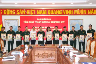 Cơ quan Thường trực Báo Nhân Dân tại Thành phố Hồ Chí Minh và Tổng công ty Cấp nước Sài Gòn trách nhiệm hữu hạn Một thành viên trao tặng báo Xuân Nhân Dân Ất Tỵ 2025 cho cán bộ, chiến sĩ Bộ đội Biên phòng Thành phố Hồ Chí Minh. 