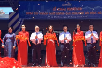 Phó Chủ tịch Uỷ ban nhân dân Thành phố Hồ Chí Minh Bùi Xuân Cường cùng dự lễ khai thác đoàn tàu chất lượng cao Sài Gòn-Đà Nẵng