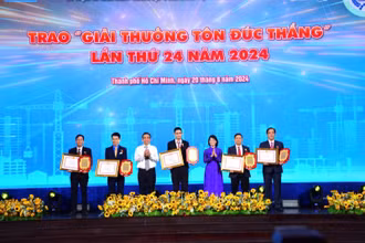 Ông Nguyễn Phước Lộc, Phó Bí thư Thành ủy Thành phố Hồ Chí Minh, Bí thư Đảng đoàn, Chủ tịch Ủy ban Mặt trận Tổ quốc Việt Nam Thành phố Hồ Chí Minh trao giải thưởng cho các cá nhân đoạt Giải thưởng Tôn Đức Thắng lần thứ 24. (Ảnh: QUÝ HIỀN)
