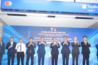 Lãnh đạo Thành phố Hồ Chí Minh công bố vận hành chính thức tuyến metro số 1 Bến Thành-Suối Tiên sáng 22/12. (Ảnh: THẾ ANH) 