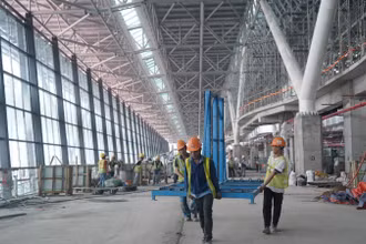 Công nhân tăng tốc thi công khu vực phòng chờ ra máy bay, công trình Nhà ga T3, Sân bay Tân Sơn Nhất ngày 27/12. (Ảnh: THẾ ANH)