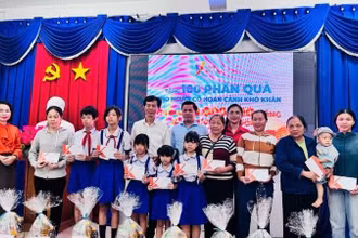 100 phần quà tết được trao tận tay đến người nghèo, người có hoàn cảnh khó khăn.