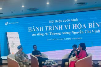 Các đại biểu trao đổi tại buổi giới thiệu sách.