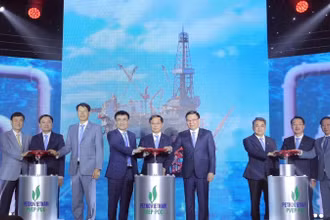 Các đại biểu thực hiện nghi thức đón dòng dầu đầu tiên của dự án Đại Hùng Pha 3.