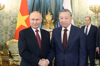 Tổng Bí thư Tô Lâm hội đàm hẹp với Tổng thống Liên bang Nga Vladimir Putin, tại Điện Kremlin. (Ảnh: TTXVN)