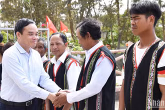 Phó Thủ tướng Chính phủ Trần Lưu Quang động viên dân làng Đê Kjêng (xã Ayun, huyện Mang Yang) phát huy tinh thần đoàn kết, giúp nhau phát triển kinh tế. 