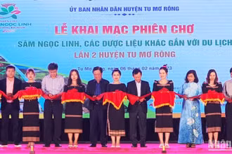 Các đại biểu cắt băng khai mạc phiên chợ.