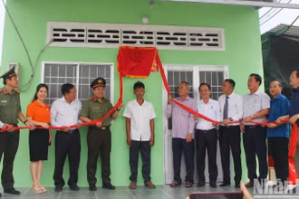 Các đồng chí lãnh đạo Bộ Công an, Thường trực Tỉnh ủy, Ủy ban nhân dân tỉnh Bạc Liêu và nhà tài trợ cắt băng khánh thành 2 căn nhà đầu tiên trong tổng số 700 căn nhà do Bộ Công an hỗ trợ các hộ nghèo tại Bạc Liêu.