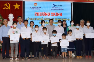 Đại diện lãnh đạo Tổng Công ty Sonadezi trao tiền hỗ trợ đợt đầu tiên cho các em mồ côi cha, mẹ vì dịch Covid-19 tại huyện Định Quán.