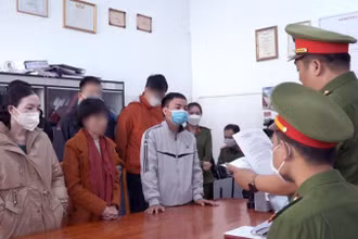 Công an tỉnh Lâm Đồng tống đạt quyết định khởi tố bị can Nguyễn Xuân Đạt và Phạm Thị Hoa. (Ảnh: Công an tỉnh Lâm Đồng cung cấp)