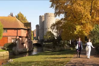 Du khách thăm công viên Westgate Gardens ở Canterbury, Kent, Vương quốc Anh, nơi nhiệt độ lên tới 21 độ C vào cuối tuần vừa qua. (Ảnh: theguardian.com)