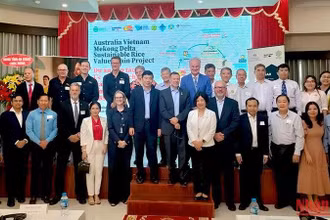 Các đại biểu cùng chụp ảnh lưu niệm.