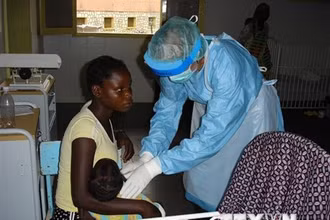 Bệnh nhân nhiễm virus Marburg được điều trị tại bệnh viện ở tỉnh Uige, Angola. (Ảnh: AFP/TTXVN)