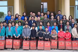 Đoàn công tác chụp ảnh kỷ niệm cùng các em học sinh có hoàn cảnh khó khăn trên địa bàn xã Bạch Đích, huyện Yên Minh, tỉnh Hà Giang.