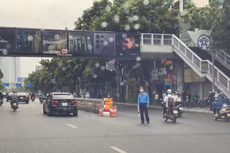 Lực lượng chức năng hướng dẫn giao thông trên đường Nguyễn Trãi sáng 6/8.