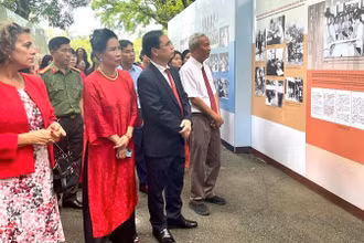 Các đại biểu và công chúng tham quan Triển lãm “55 năm ngày Bác đi xa, 55 năm bảo tồn và phát huy giá trị Khu Di tích Chủ tịch Hồ Chí Minh tại Phủ Chủ tịch (1969-2024)". (Ảnh: TRANG ANH)