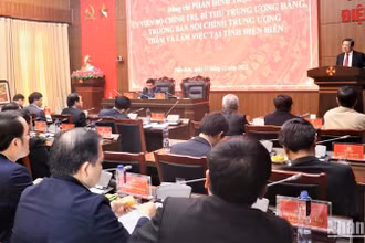 Đồng chí Phan Đình Trạc phát biểu chỉ đạo tại buổi làm việc với Ban Thường vụ Tỉnh ủy Điện Biên.