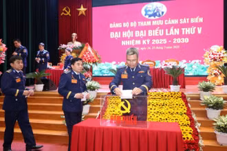 Các đại biểu bỏ phiếu bầu Ban Chấp hành Đảng bộ Bộ Tham mưu Cảnh sát biển nhiệm kỳ 2025-2030.