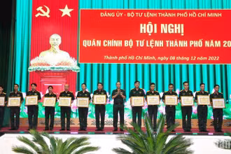 Trung tướng Nguyễn Văn Nam trao giấy khen cho các cá nhân hoàn thành xuất sắc nhiệm vụ được giao tiêu biểu trong phong trào thi đua Quyết thắng Lực lượng vũ trang Thành phố Hồ Chí Minh năm 2022.