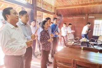 Ủy viên Bộ Chính trị, Bí thư Trung ương Đảng, Trưởng Ban Tổ chức Trung ương Trương Thị Mai cùng lãnh đạo tỉnh Quảng Trị dâng hương tại Nhà lưu niệm Tổng Bí thư Lê Duẩn.