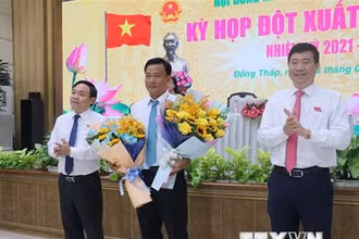 Chủ tịch HĐND Phan Văn Thắng và Chủ tịch UBND tỉnh Đồng Tháp Phạm Thiện Nghĩa tặng hoa chúc mừng ông Nguyễn Phước Thiện được bầu chức danh Phó Chủ tịch UBND tỉnh ngày 6/1. (Ảnh: TTXVN)