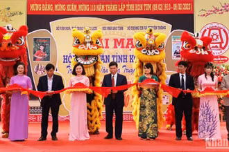 Các đại biểu cắt băng khai mạc Hội báo Xuân Quý Mão tỉnh Kon Tum 2023.