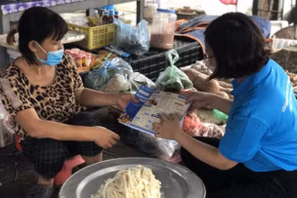 Tuyên truyền viên Bảo hiểm xã hội Việt Nam vận động người dân tham gia bảo hiểm xã hội tự nguyện. (Ảnh: TÂM TRUNG)