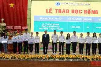 Các sinh viên Trường Đại học Trà Vinh được trao học bổng tại buổi lễ.
