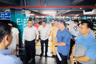 Đoàn Ủy ban An toàn giao thông quốc gia kiểm tra thực tế khu vực xe ta-xi, xe công nghệ đón hành khách tại sân bay Tân Sơn Nhất.