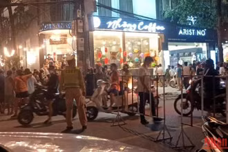 Lực lượng công an lập hàng rào bảo vệ hiện trường vụ án.