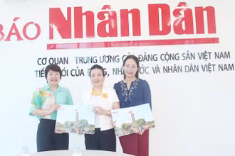 Văn phòng đại diện Báo Nhân Dân tại tỉnh Hà Nam trao tặng ấn phẩm đặc biệt "Cột cờ Hà Nội" cho Sở Giáo dục và Đào tạo tỉnh Hà Nam.