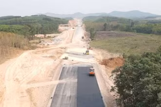 Tranh thủ thời tiết có nhiều ngày nắng sau bão số 4, các nhà thầu đẩy nhanh tiến độ thi công dự án cao tốc bắc-nam qua tỉnh Quảng Bình.