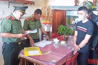 Lực lượng chức năng thi hành lệnh bắt bị can Huỳnh Thanh Tú (Ảnh: Công an tỉnh Quảng Ngãi cung cấp)