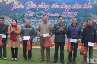 Đại tá Nguyễn Thanh Dịu, Chính ủy Bộ chỉ huy Bộ đội Biên phòng tỉnh Điện Biên tặng quà các gia đình tiêu biểu thuộc hai xã biên giới Hua Thanh và Mường Pồn.