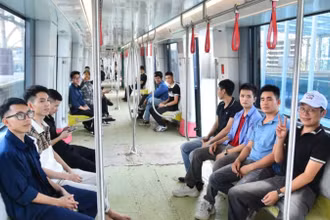 Trong ngày 7/8, đông đảo người dân và khách tham quan đã có cơ hội trải nghiệm hành trình đi tàu điện Nhổn-ga Hà Nội, đoạn trên cao từ ga S1 đến ga S8.
