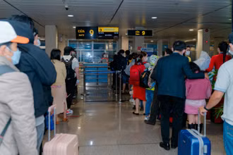 Hành khách đi máy bay Vietravel Airlines làm thủ tục hàng không, kiểm tra an ninh tại sân bay.