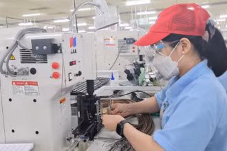 Với quy mô dân số hơn 90 triệu dân, thu nhập đầu người không ngừng được cải thiện tạo ra một thị trường nội địa có quy mô đủ lớn và hấp dẫn để Việt Nam có thể linh hoạt lựa chọn chiến lược phát triển công nghiệp phù hợp. (Ảnh minh họa: Hoàng Mẫn/dangconsan.vn)