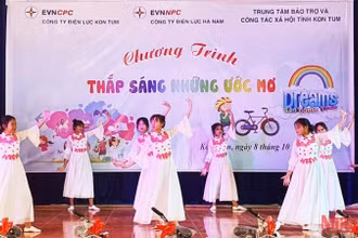 Các em nhỏ tại Trung tâm Bảo trợ và Công tác xã hội tỉnh Kon Tum biểu diễn văn nghệ tại chương trình.