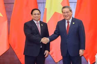 Thủ tướng Phạm Minh Chính và Thủ tướng Trung Quốc Lý Cường. (Ảnh: Nhật Bắc/VGP)