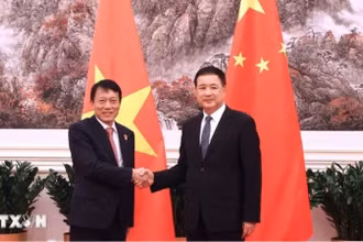 Thượng tướng Lương Tam Quang, Ủy viên Bộ Chính trị, Bí thư Đảng ủy Công an Trung ương, Bộ trưởng Công an với đồng chí Vương Tiểu Hồng, Ủy viên Quốc vụ, Bộ trưởng Công an Trung Quốc. (Ảnh: TTXVN)