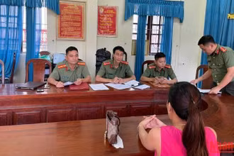 Công an Nghệ An làm việc với đối tượng đăng tải thông tin sai sự thật. (Ảnh: Công an cung cấp).