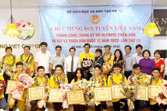 Lãnh đạo Sở Giáo dục và Đào tạo Hà Nội chúc mừng giáo viên, học sinh tham dự Olympic quốc tế Thiên văn học và Vật lý Thiên văn.